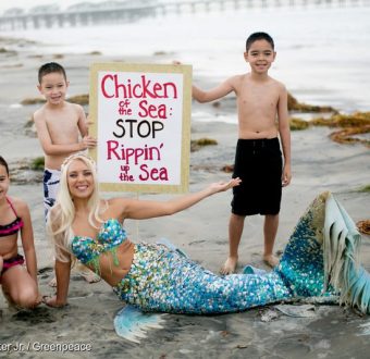 Hannah Fraser, acclaimed mermaid performance artist and ocean activist, with children at Pacific Beach protests Chicken of the Sea's destructive fishing practices and owner Thai Union's human rights abuses.