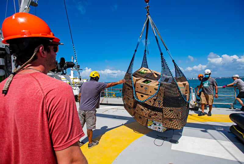 Crew carry provisions to store on board the Rainbow Warrior in Colón, Panama. © Marten van Dijl / Greenpeace